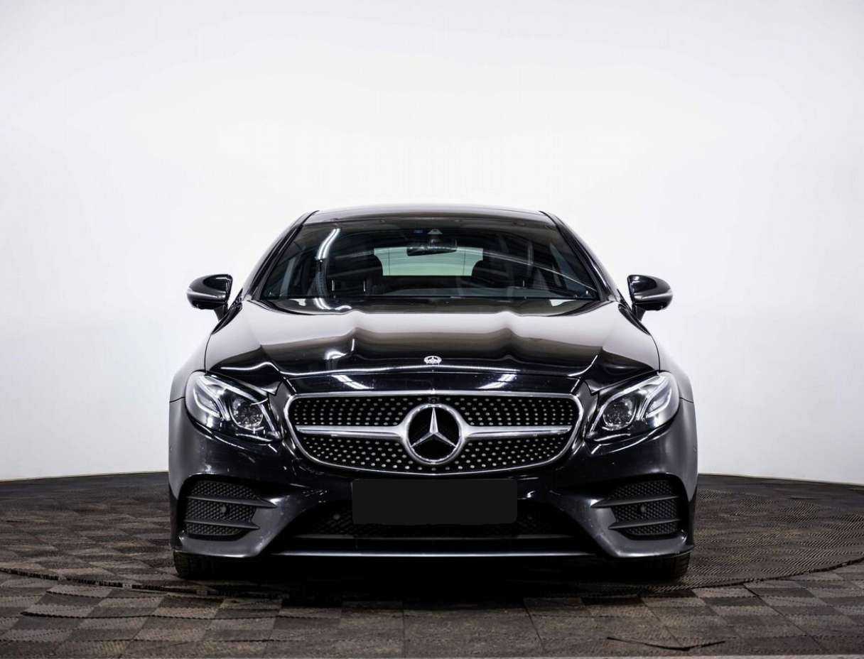 Б/У Мерседес-Бенц Е-Класс 2017 года. Фото: #1