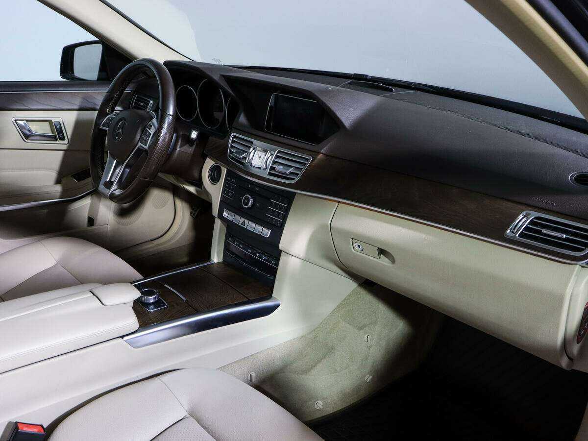 Б/У Мерседес-Бенц Е-Класс 2015 года. Фото: #6