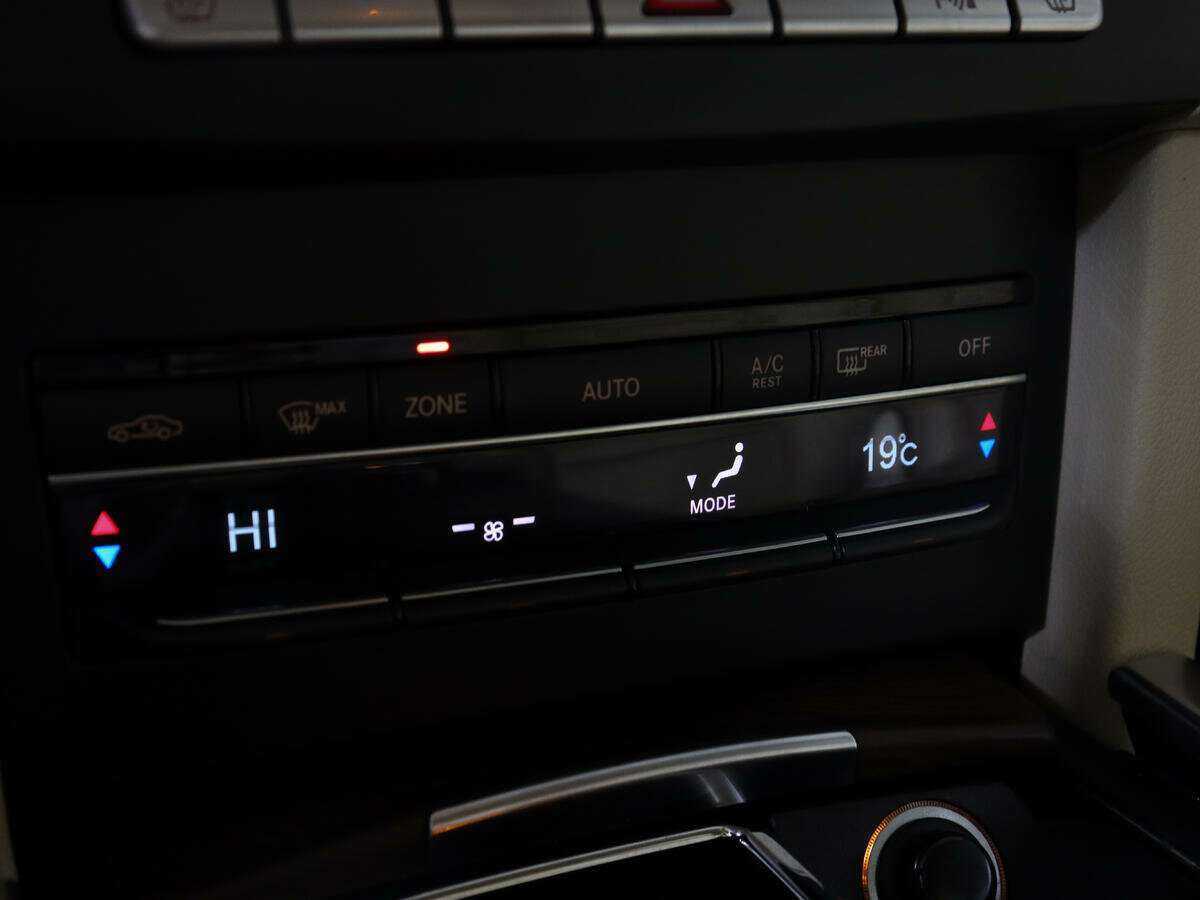 Б/У Мерседес-Бенц Е-Класс 2015 года. Фото: #15