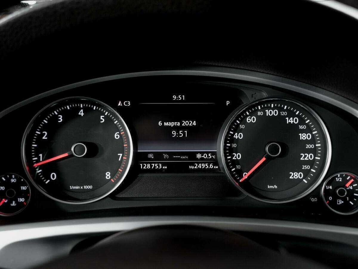 Б/У Фольксваген Туарег 2014 года. Фото: #10