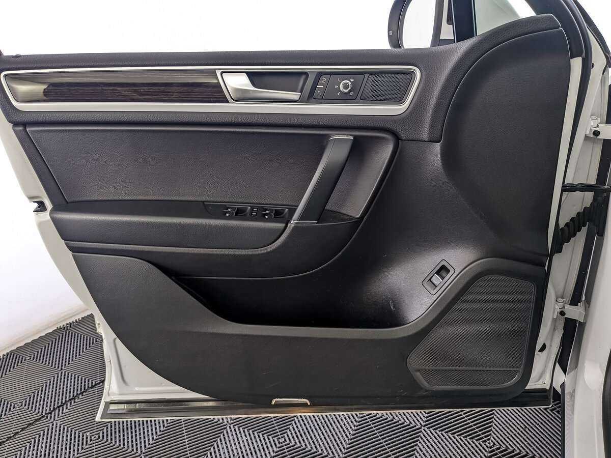 Б/У Фольксваген Туарег 2017 года. Фото: #17