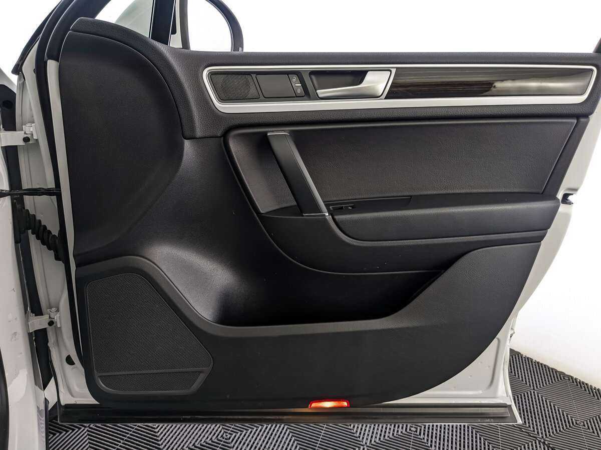 Б/У Фольксваген Туарег 2017 года. Фото: #23