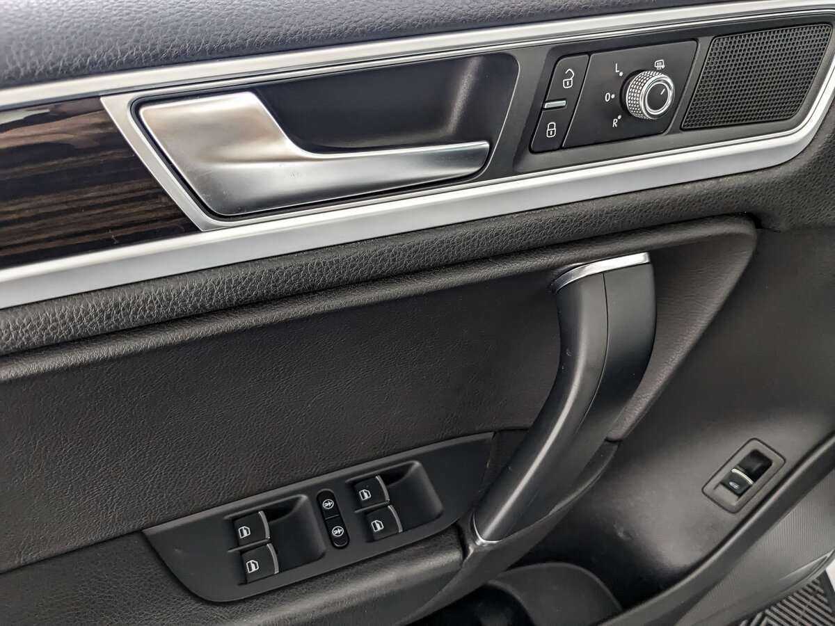 Б/У Фольксваген Туарег 2017 года. Фото: #24