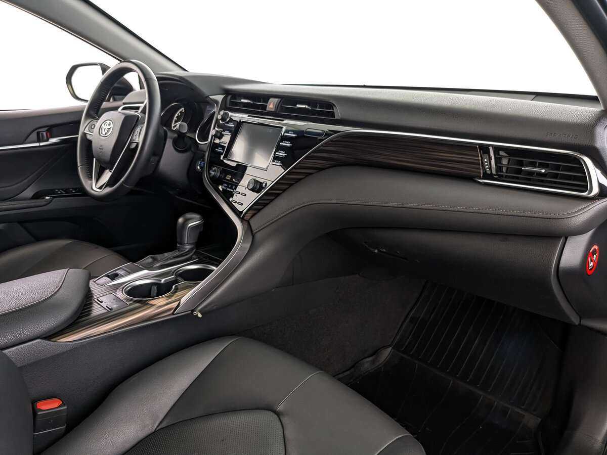 Б/У Тойота Камри 2018 года. Фото: #8