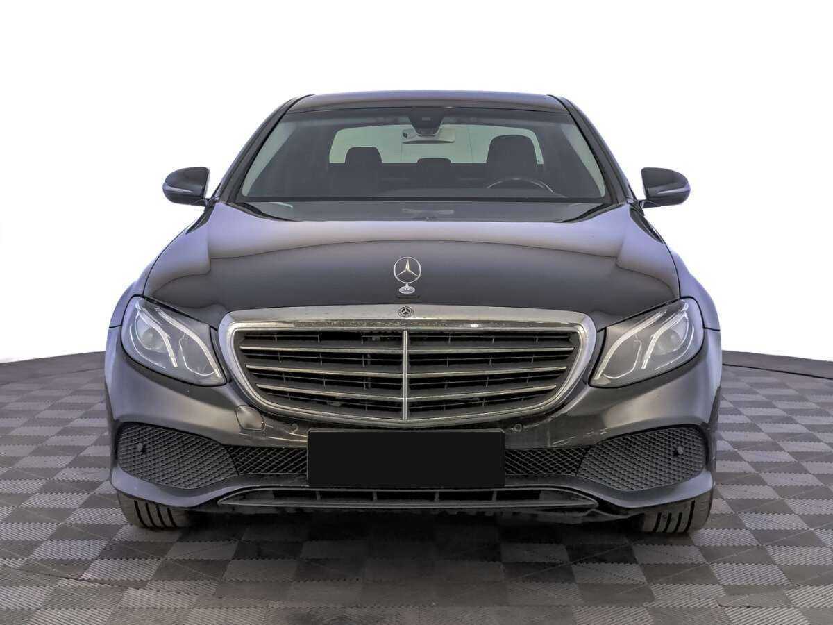 Б/У Мерседес-Бенц Е-Класс 2018 года. Фото: #1