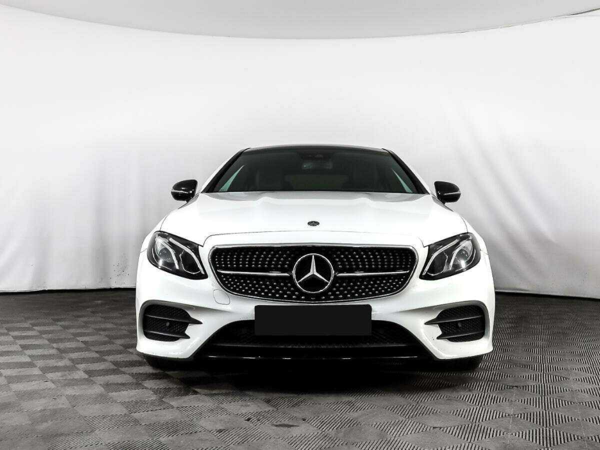 Б/У Мерседес-Бенц Е-Класс 2017 года. Фото: #1