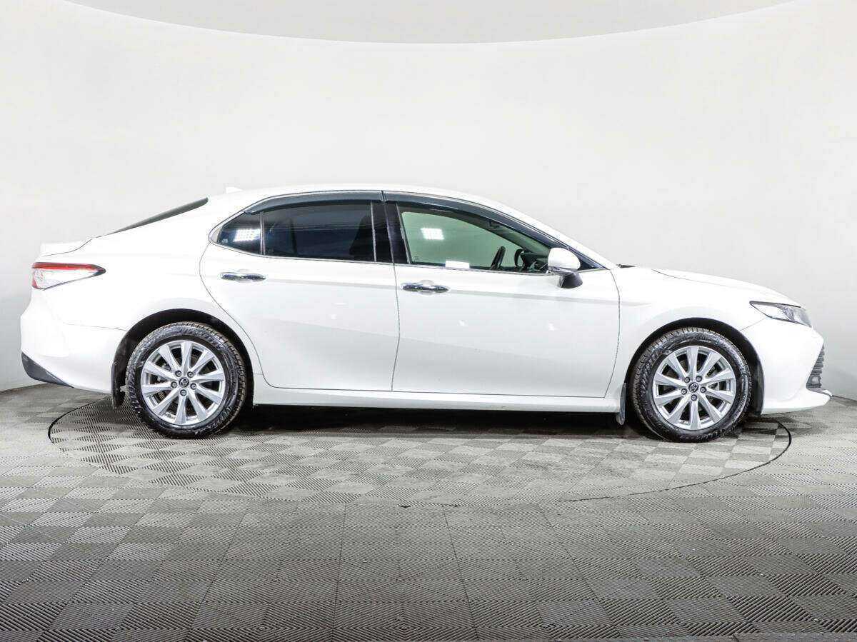 Б/У Тойота Камри 2018 года. Фото: #3