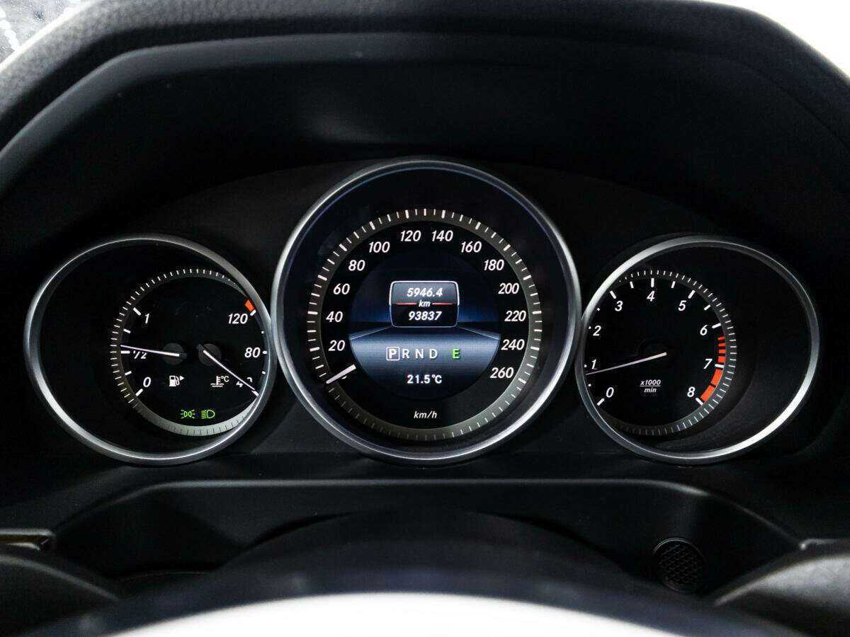 Б/У Мерседес-Бенц Е-Класс 2015 года. Фото: #11