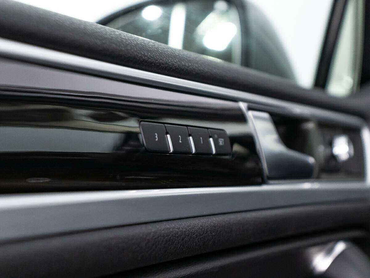 Б/У Фольксваген Туарег 2015 года. Фото: #15