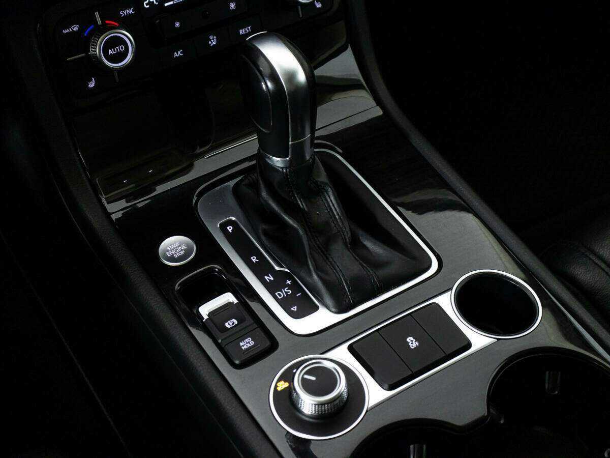 Б/У Фольксваген Туарег 2015 года. Фото: #17