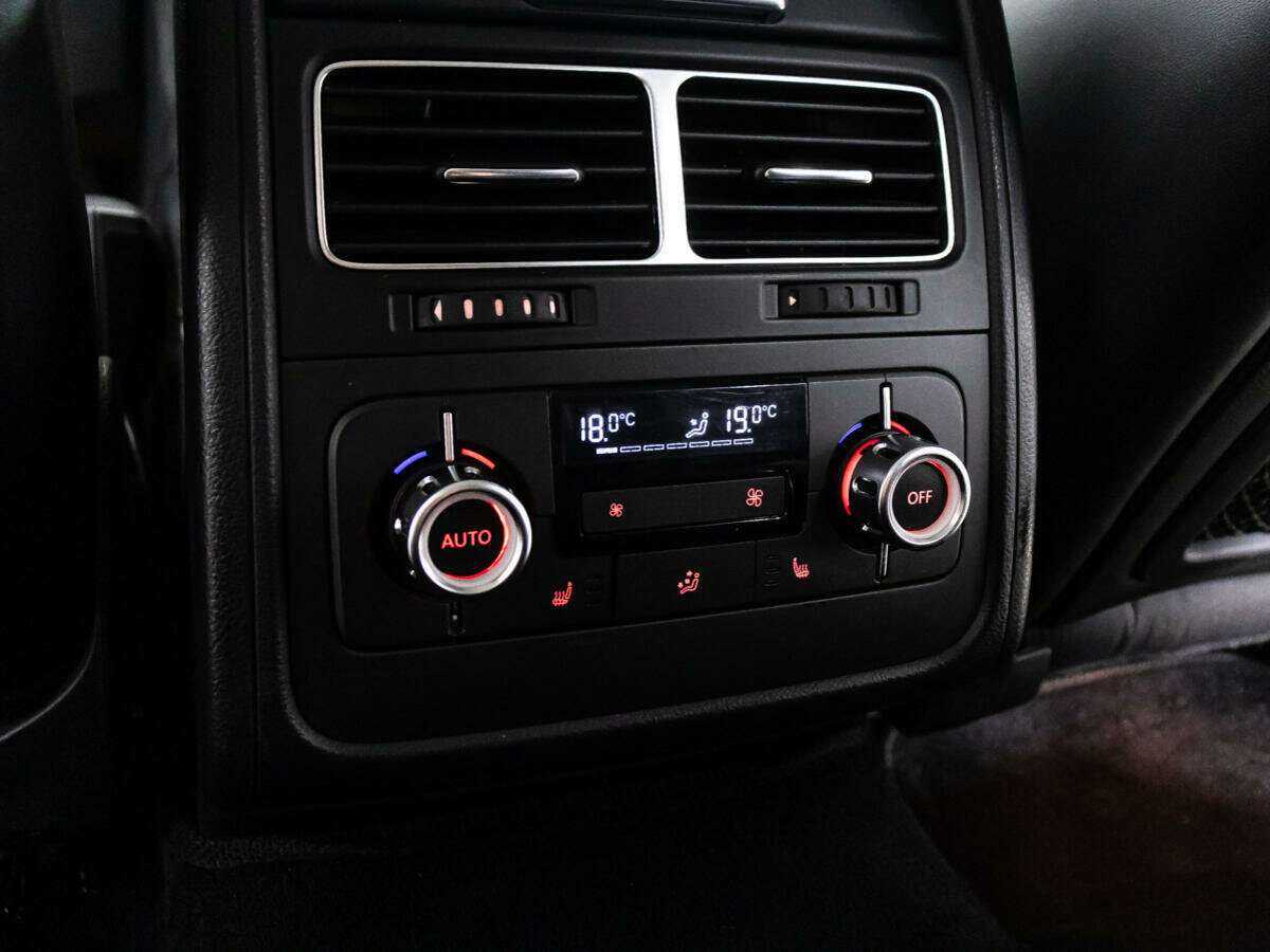 Б/У Фольксваген Туарег 2012 года. Фото: #24