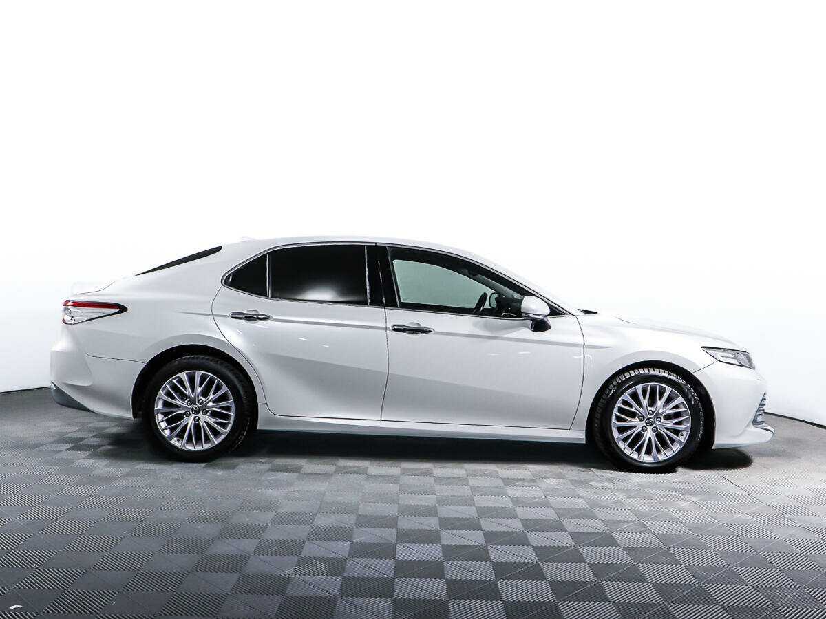 Б/У Тойота Камри 2018 года. Фото: #3