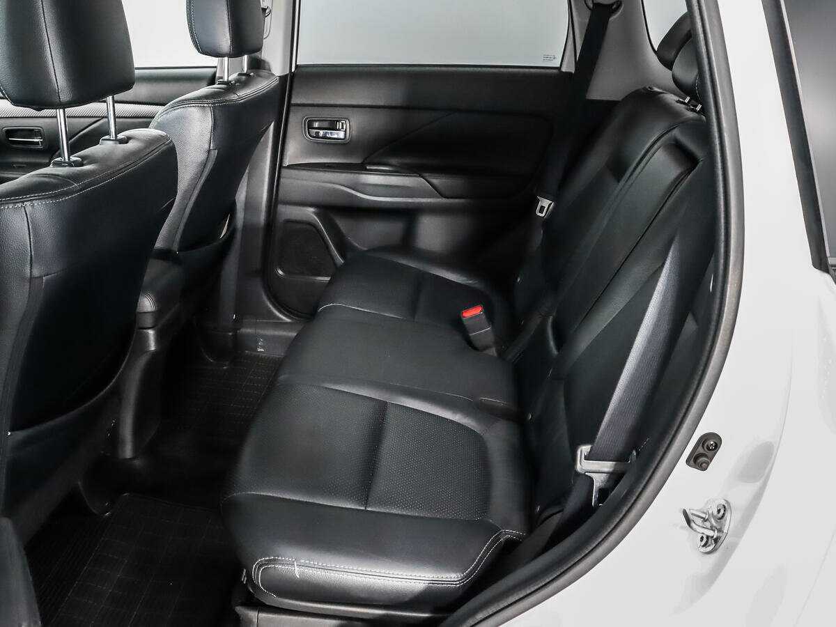 Б/У Митсубиши Оутлэндер 2014 года. Фото: #11