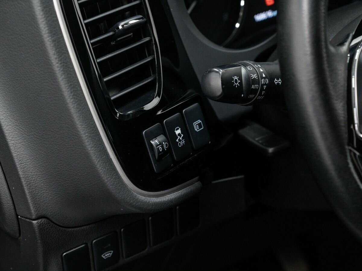 Б/У Митсубиши Оутлэндер 2016 года. Фото: #17