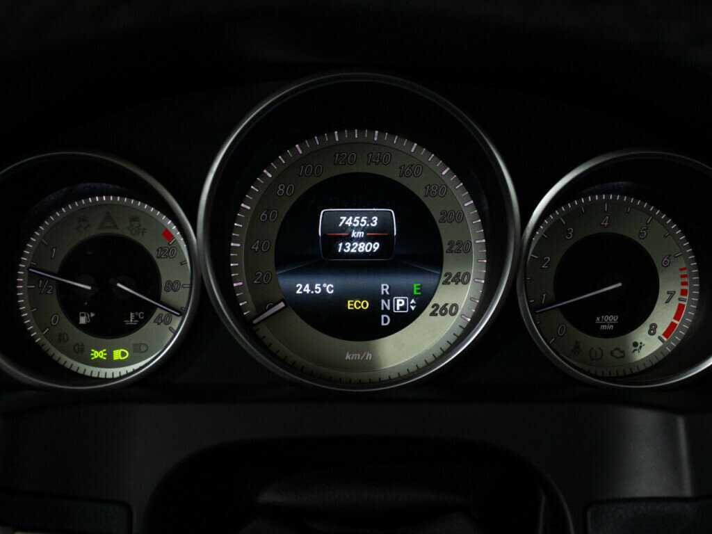 Б/У Мерседес-Бенц Е-Класс 2015 года. Фото: #11