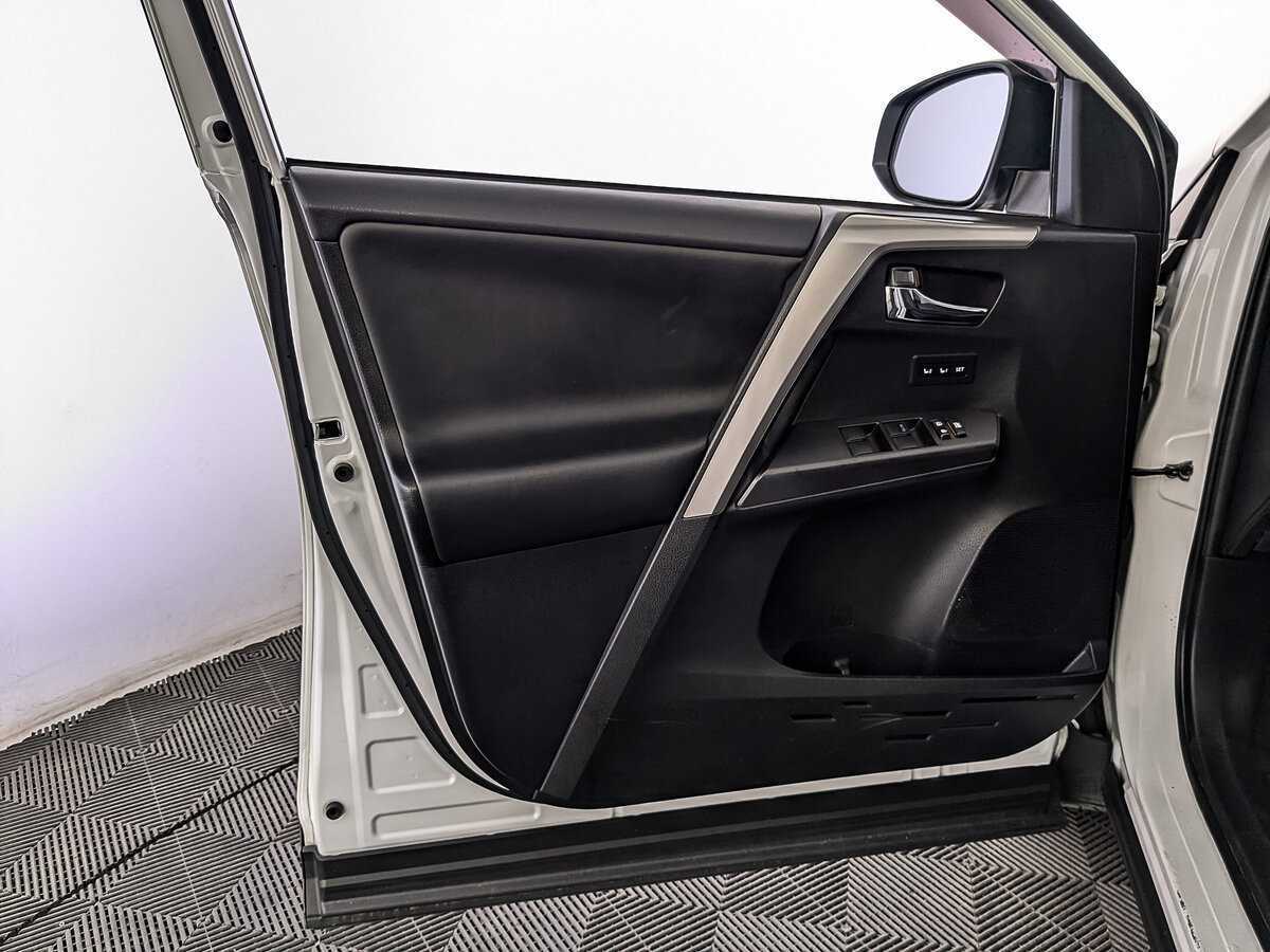 Б/У Тойота Рав4 2018 года. Фото: #16