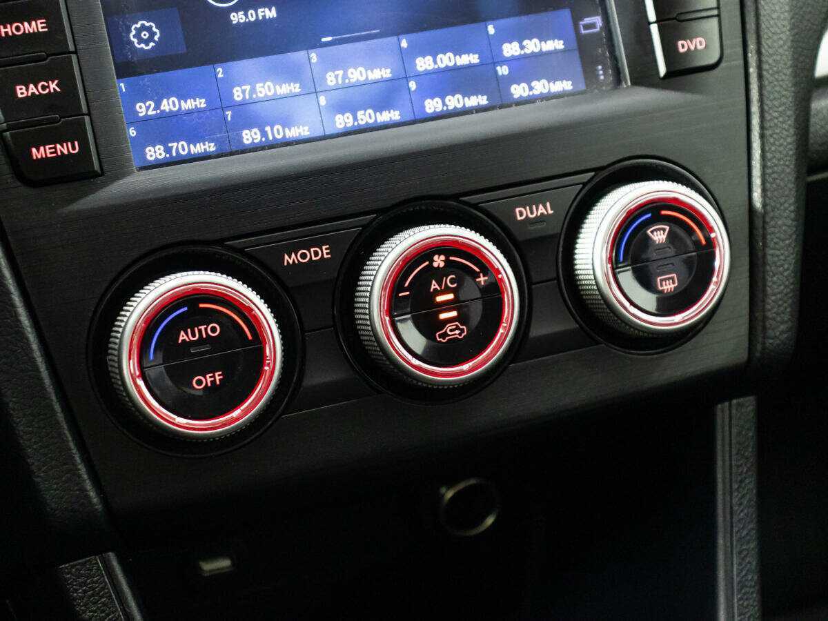 Б/У Субару ИксВи 2014 года. Фото: #17