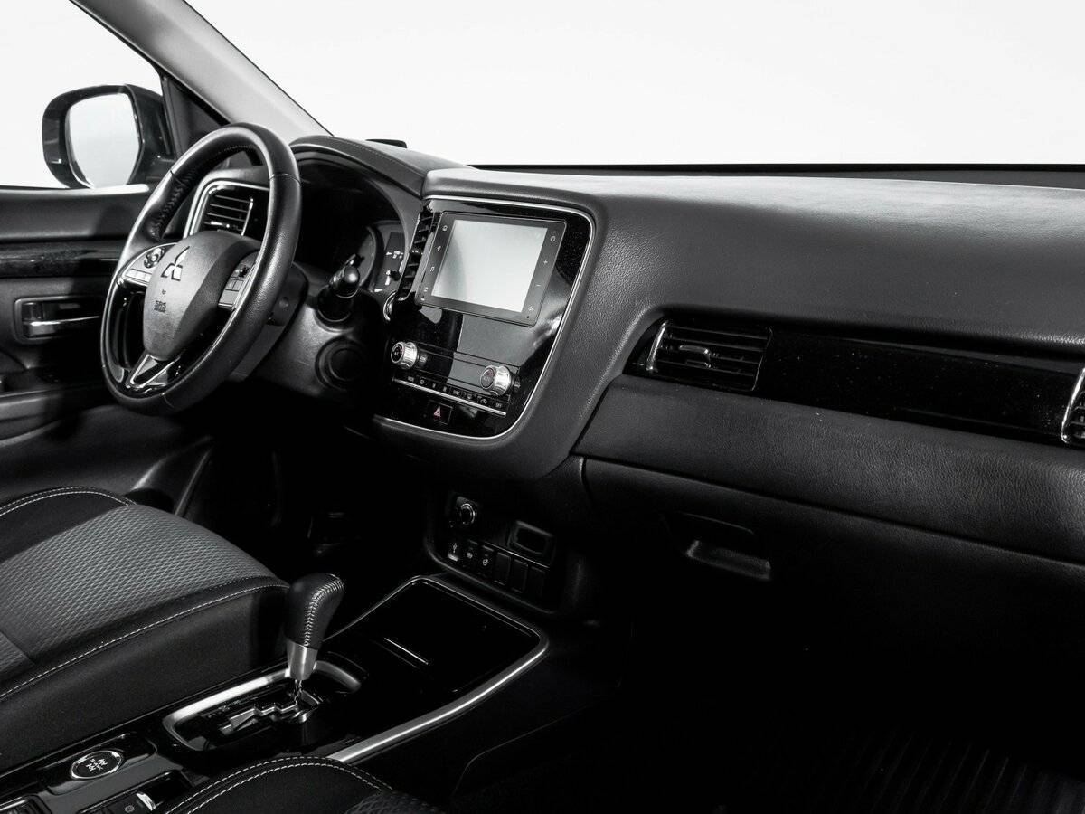 Б/У Митсубиши Оутлэндер 2021 года. Фото: #8