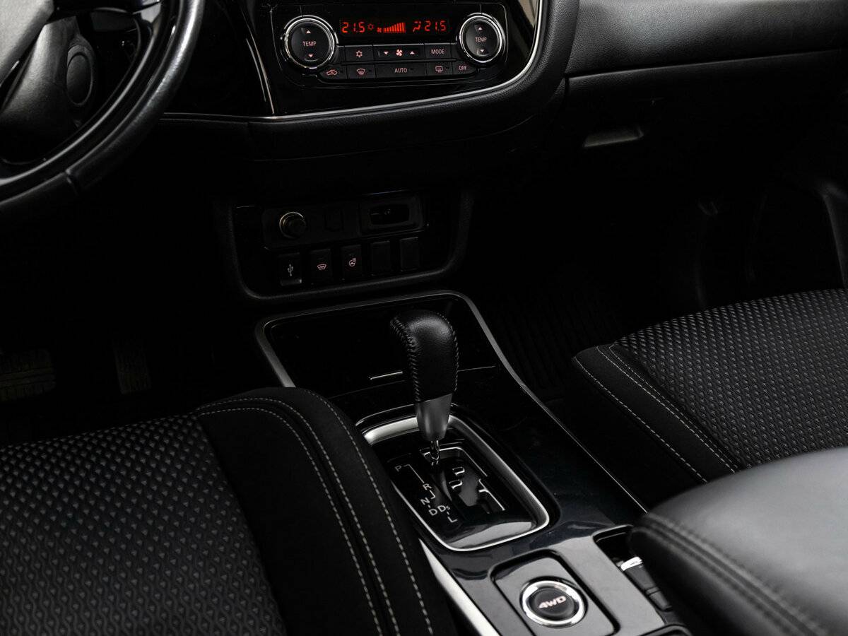 Б/У Митсубиши Оутлэндер 2019 года. Фото: #9