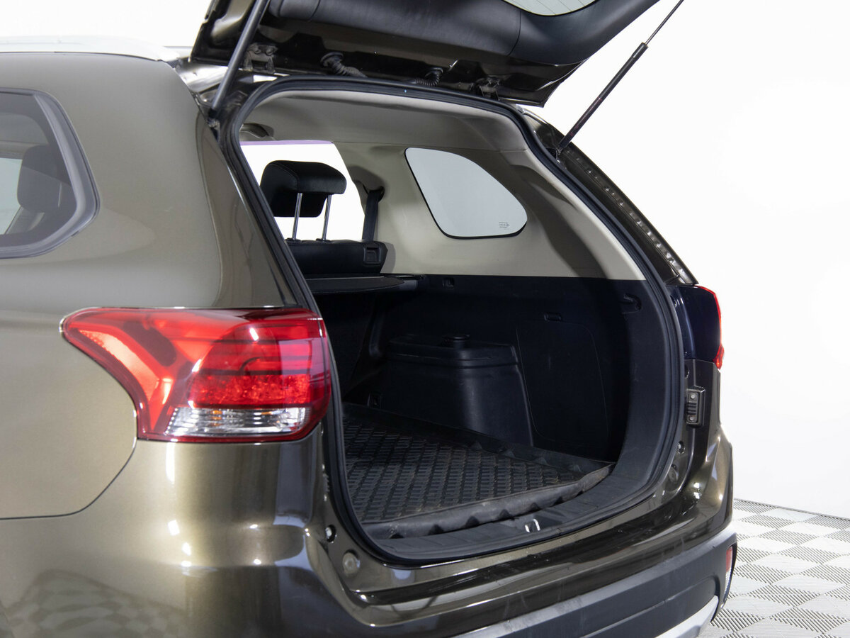 Б/У Митсубиши Оутлэндер 2016 года. Фото: #14